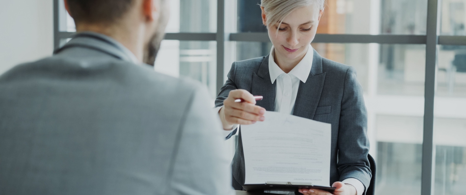 Entrega de un contrato de trabajo en una clínica dental