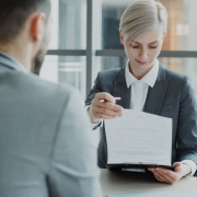 Entrega de un contrato de trabajo en una clínica dental