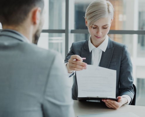 Entrega de un contrato de trabajo en una clínica dental