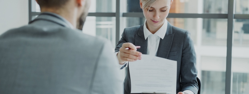 Entrega de un contrato de trabajo en una clínica dental